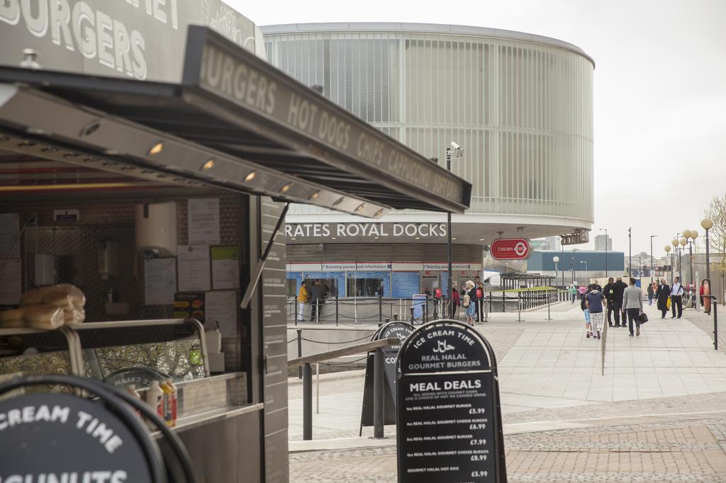 Апартаменты Royal Victoria Docks Лондон Экстерьер фото