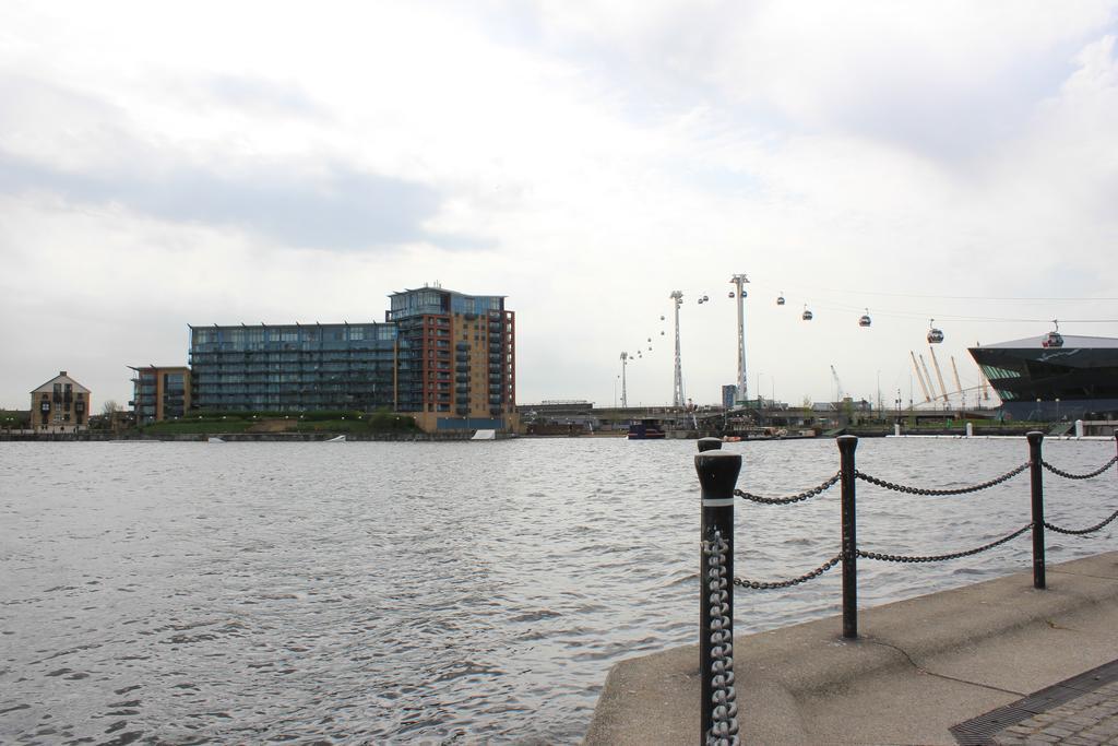Апартаменты Royal Victoria Docks Лондон Экстерьер фото